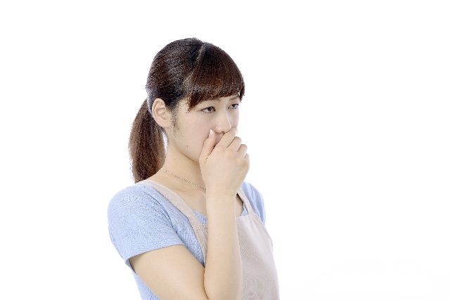 口の中が苦い時に考えられる7つの原因と病気の兆候