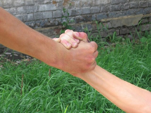 手首の捻挫の症状と治療するための方法5つ