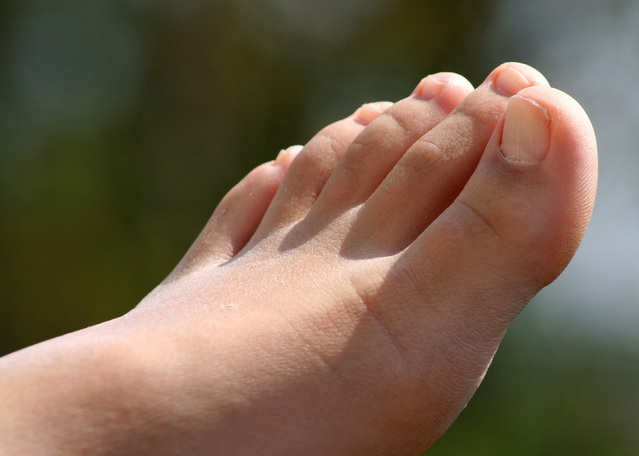 足の親指にしびれがあるときに考えられる原因と治すための方法5つ