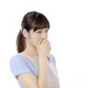 口の中が苦い時に考えられる7つの原因と病気の兆候
