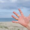 手のひらのしびれに隠された怖い病気の5つの兆候と対処法