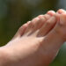 足の親指にしびれがあるときに考えられる原因と治すための方法5つ